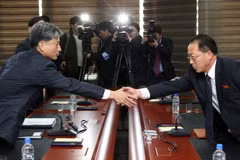 Các đại diện Hàn Quốc và Triều Tiên tại cuộc hội đàm ở Kaesong ngày 11/12. (Ảnh: AFP/ TTXVN)