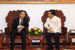 Tổng Giám đốc TTXVN Nguyễn Đức Lợi cùng Ủy viên Bộ Chính trị, Phó Thủ tướng Chính phủ Lào Phankham Viphavan. (Ảnh: Phạm Kiên/TTXVN)