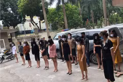 Các đối tượng tụ tập sử dụng ma túy tại quán karaoke Đồng Hới. (Nguồn: ncov.moh.gov.vn)