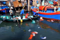 Thu gom rác thải nhựa trên vùng biển xóm Nhà Rầm, phường Hải Cảng, thành phố Quy Nhơn, tỉnh Bình Định. (Ảnh: Nguyên Linh/TTXVN)