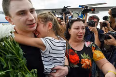 Một tù nhân vui mừng gặp người thân tại sân bay quốc tế Boryspil ở Kiev, Ukraine ngày 7/9. (Ảnh: AFP/TTXVN)