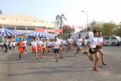Các vận động viên nam xuất phát thi đấu cự ly 7km.