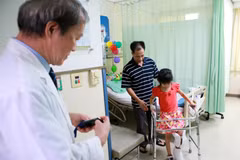 Bé Loan giờ đã có thể chập chững bước đi trên chính đôi chân mình. (Ảnh: Minh Sơn/Vietnam+)
