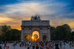 Khinh khí cầu treo chiếc vạc giữ lửa của Olympic 2024 trên bầu trời tại thủ đô Paris, Pháp, ngày 4/8/2024. (Ảnh: THX/TTXVN)