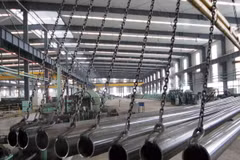 Công nhân kiểm tra ống thép inox chất lượng cao tại nhà máy ở huyện Ganyu, tỉnh Giang Tô, miền đông Trung Quốc. (Nguồn: THX/TTXVN)
