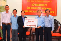 Phó trưởng ban Thường trực Ban Chỉ đạo Tây Nguyên Điểu K'RÉ trao tiền hỗ trợ cho đại diện Ủy ban Mặt trận Tổ quốc Việt Nam tỉnh Quảng Ngãi. (Ảnh: Phước Ngọc/TTXVN)
