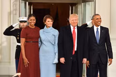 Khoảnh khắc bối rối của bà Obama khi nhận quà từ bà Trump