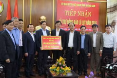 Đoàn công tác Đảng ủy Khối Doanh nghiệp Trung ương trao tượng trưng hơn 6,3 tỷ đồng cho lãnh đạo tỉnh Quảng Nam để giúp đỡ đồng bào vùng lũ lụt. (Ảnh: Đoàn Hữu Trung/TTXVN)
