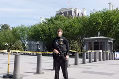 Nhân viên mật vụ Mỹ gác trên Đại lộ Pennsylvania, gần Nhà Trắng ở Washington DC. (Nguồn: EPA/TTXVN)