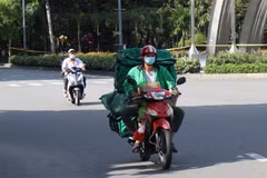 Dịch vụ giao hàng tận nhà nở rộ trong mùa dịch. (Ảnh: Tiến Lực/TTXVN)
