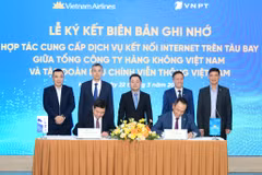 Le ky ket Bien ban ghi nho hop tac cung cap dich vu ket noi Internet trên tàu bay giữa Vietnam Airline và VNPT. (Ảnh: A.Q/Vietnam+)