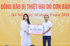 Tập đoàn TH đã trao tặng 300.000 sản phẩm nước tinh khiết TH true WATER (trị giá 1,5 tỷ đồng) và 500 triệu đồng tiền mặt cho người dân bị thiệt hại bởi bão số 3. (Ảnh: PV/Vietnam+)