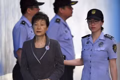 Cựu Tổng thống Hàn Quốc Park Geun-hye bị áp giải đến tòa án ở Seoul ngày 31/8/2017. (Nguồn: YONHAP/TTXVN)