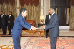 Đại sứ Nguyễn Mạnh Cường trình Quốc thư lên Tổng thống Guinea Xích đạo Obiang Nguema Mbasogo. (Ảnh: Dư Hưng/Vietnam+)