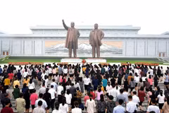 Người dân Triều Tiên dâng hoa trước các bức tượng Kim Il-Sung và Kim Jong-Il trong lễ kỷ niệm 69 năm ngày thành lập Triều Tiên (Nguồn: AFP/Getty Images)
