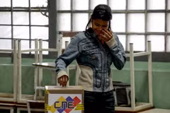 Cử tri bỏ phiếu tại một điểm bầu cử ở Caracas, Venezuela ngày 20/5. (Nguồn: THX/TTXVN)