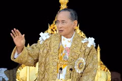 Nhà Vua Thái Lan Bhumibol Adulyadej trong một sự kiện ở thủ đô Bangkok ngày 5/12/2007. (Nguồn: EPA/TTXVN)