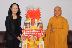 Bà Trương Thị Mai thăm, tặng quà cho Trung ương Giáo hội Phật giáo Việt Nam tại TP. Hồ Chí Minh. (Ảnh: Hoàng Hải/TTXVN)