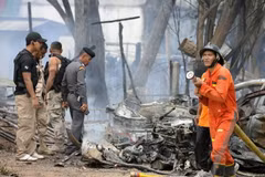 Cảnh sát Thái Lan điều tra tại hiện trường một vụ nổ bom ở Pattani. (Nguồn: AFP/TTXVN)