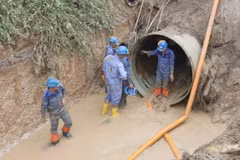 Khắc phục sự cố vỡ đường ống nước sông Đà tháng 8/2015. (Ảnh: Tuấn Anh/TTXVN)