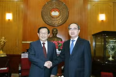 Chủ tịch Ủy ban Trung ương Mặt trận Tổ quốc Việt Nam Nguyễn Thiện Nhân và Phó Chủ tịch Chính hiệp toàn quốc Trung Quốc Vạn Cương. (Ảnh: Nguyễn Dân/TTXVN)