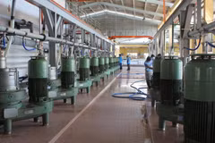 Dây chuyền chế biến cao su ly tâm của Công ty Cao su Dầu Tiến. (Ảnh: Phương Vy/TTXVN)