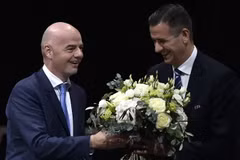 Tân Chủ tịch FIFA Gianni Infantino (trái) nhận lời chúc mừng từ Tổng thư ký FIFA Markus Kattner sau khi đắc cử tại Zurich ngày 26/2. (Nguồn: AFP/TTXVN)
