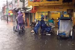 Nước ngập các đường Hùng Vương và Nguyễn Tri Phương, thành phố Huế. (Ảnh: Quốc Việt/TTXVN)