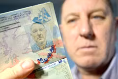Ông Stuart Boyd không vui với tấm ảnh hộ chiếu giống hệt trùm phát xít Hitler. (Nguồn: metro.co.uk)