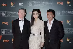 Nữ diễn viên Phạm Băng Băng, đạo diễn Phùng Tiểu Cương và nam diễn viên chính Wang Lei phim "Tôi không phải Phan Kim Liên" trong buổi ra mắt phim bộ phim. (Nguồn: weibo.com)