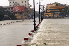 Mưa lũ gây ngập lụt tiềm ẩn nhiều nguy hiểm khi người dân di chuyển ở Huế. (Ảnh: Quốc Việt/TTXVN)