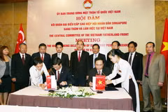 Quang cảnh Lễ ký kết Biên bản ghi nhớ giữa hai đoàn. (Ảnh: Nguyễn Dân/TTXVN)