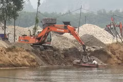 Hoạt động khai thác cát trái phép trên sông Phó Đáy của một doanh nghiệp tư nhân tại Tuyên Quang. (Ảnh: Văn Tý/TTXVN)