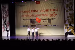 Một tiết mục về người lính đảo trong đêm Xuân yêu thương. (Ảnh: Mạnh Hùng/Vietnam+)