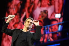 George Michael biểu diễn trong buổi hòa nhạc tại sân vận động Olympic Athens ở Athens, Hy Lạp ngày 26/7/2007. (Nguồn: EPA/TTXVN)