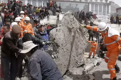 Các nhân viên cứu hộ nỗ lực tìm cứu các nạn nhân bị chôn vùi trong đống đổ nát. (Ảnh: THX/TTXVN) 