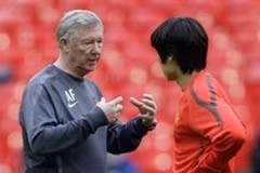 Sir Alex trao đổi chiến thuật cùng Park Ji-sung. (Nguồn: AP)
