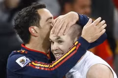 Xavi và Iniesta là hai trong số năm cầu thủ Tây Ban Nha trong đội hình tiêu biểu. (Nguồn: Getty Images)