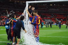 Pique và đồng đội gỡ lưới sau trận đấu. (Nguồn: Getty)