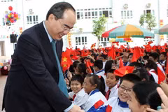 Phó Thủ tướng Nguyễn Thiện Nhân cùng các em học sinh. (Ảnh: Minh Quyết/TTXVN)