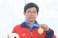 Xạ thủ Mạnh Tường với tấm huy chương vàng muộn mằn. (Ảnh: Hoàng Hà/TTXVN)