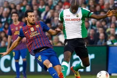 Pha vào bóng kinh hoàng của Babacar với Busquets. (Nguồn: barcacentral.com)