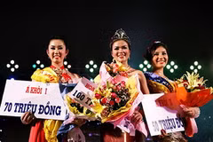 Hoa khôi Trần THị Diễm Hương (giữa) cùng 2 Á khôi. (Ảnh: Baodatviet.vn)