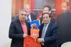 Chủ tịch VFF Nguyễn Trọng Hỷ tặng cựu danh thủ Hristo Stoichkov chiếc áo đấu của đội tuyển Việt Nam (Nguồn: VFF)
