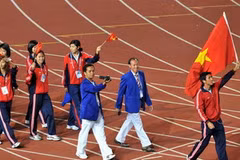 Đoàn Thể thao Việt Nam diễu hành tại lễ bế mạc SEA Games 25. (Ảnh: Quang Nhựt/TTXVN)