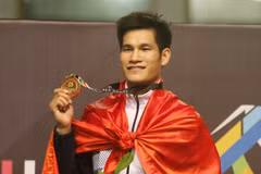 Nguyễn Duy Tuyến nhận huy chương vàng môn Pencak silat. (Ảnh: Quốc Khánh/TTXVN)