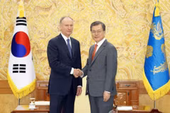 Thư ký Hội đồng An ninh Nga Nikolai Patrushev gặp Tổng thống Hàn Quốc Moon Jae-in. (Nguồn: Yonhap)