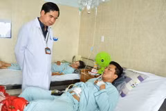 Bệnh nhân T.N.T đang được điều trị, phục hồi chức năng tại Bệnh viện đa khoa Đồng Nai. (Ảnh: Lê Xuân/TTXVN)