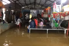 Mọi đồ đạc phải đưa lên cao tại một hộ dân ở xã Quảng Thọ. (Ảnh: Hồ Cầu/TTXVN)