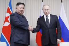 Tổng thống Nga Vladimir Putin (phải) và nhà lãnh đạo Triều Tiên Kim Jong-un tại cuộc gặp ở Vladivostok. (Ảnh: AFP/TTXVN)